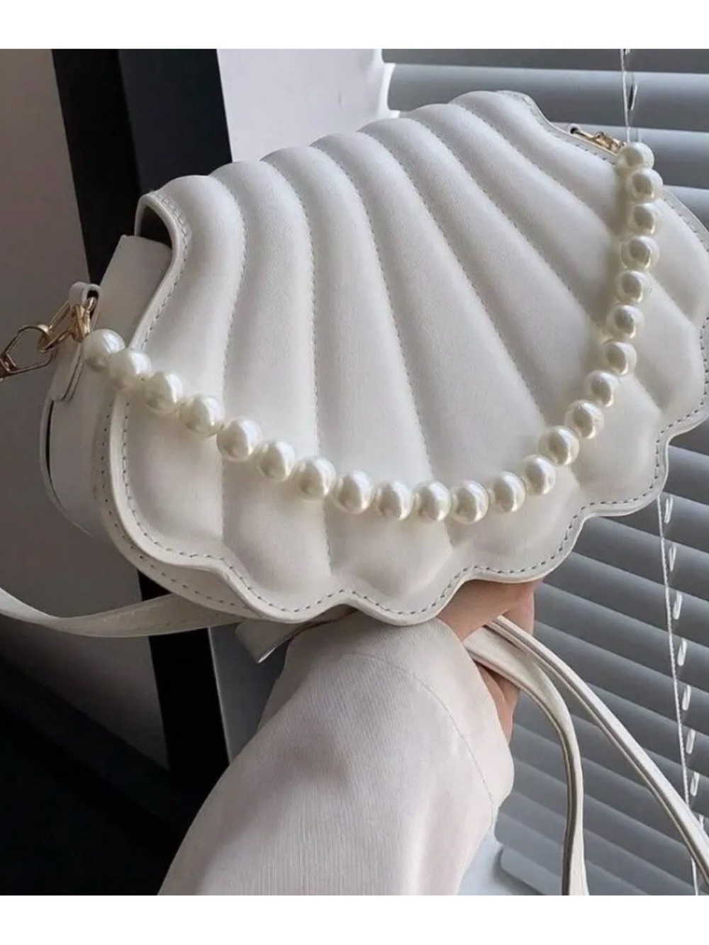 NIB White Shell-Shaped Pearl-Accent Crossbody Bag - Picture 4 of 5